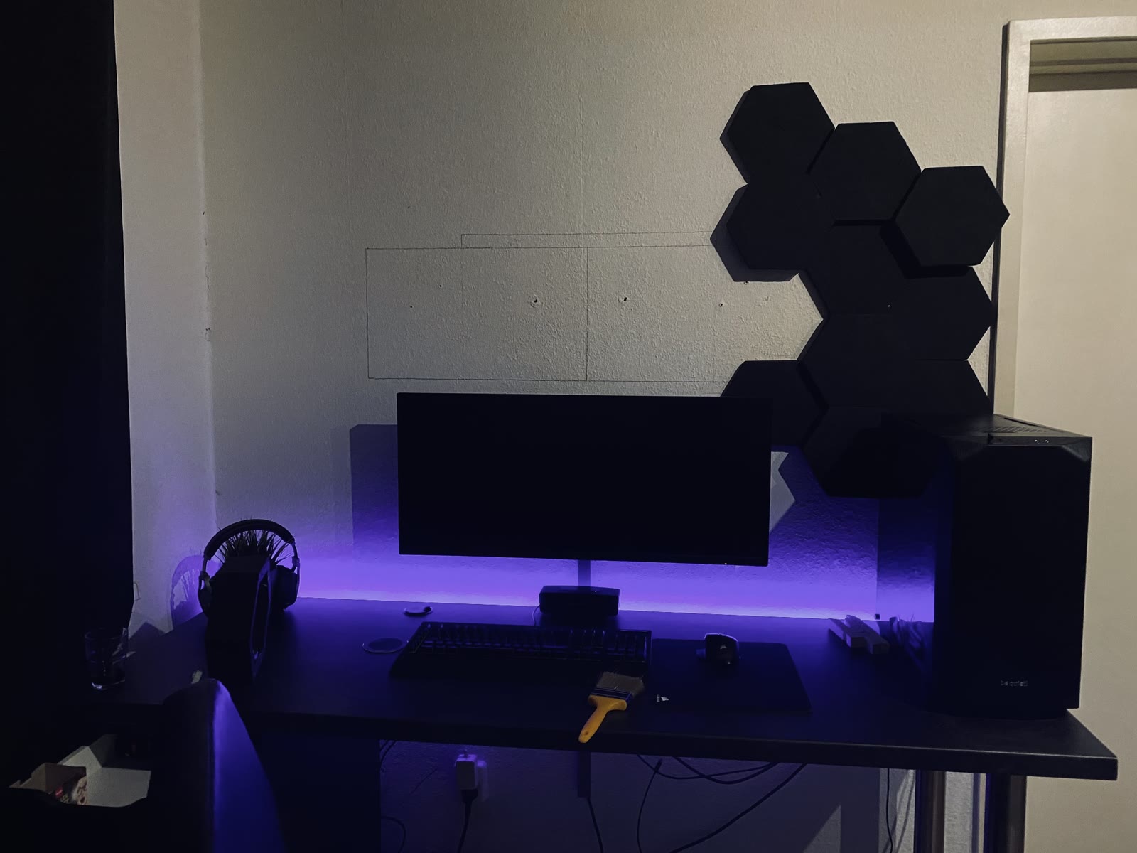 Teilweise montierte Hexagon-Elemente an der Wand über dem Schreibtisch, noch im Aufbau