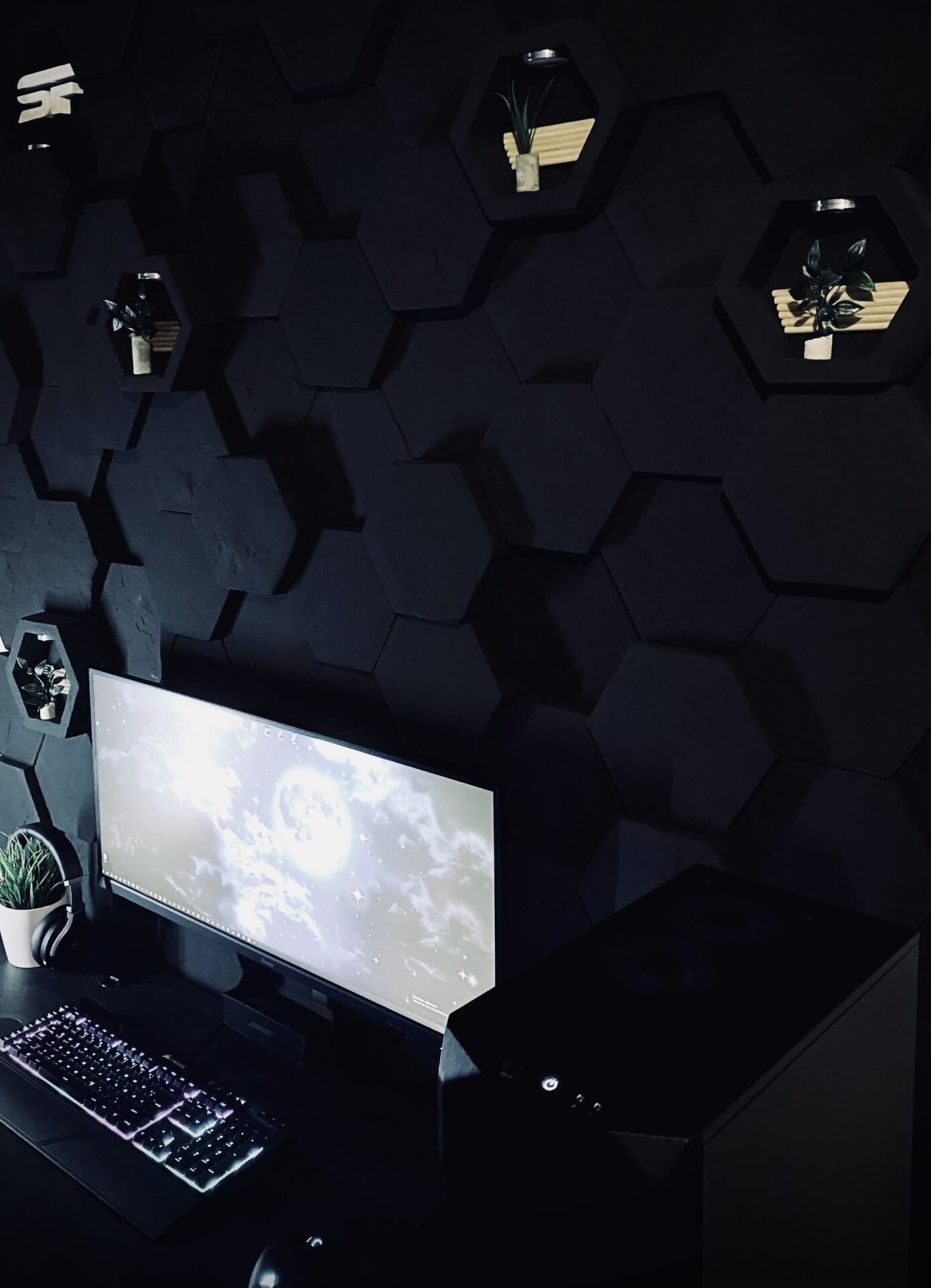 Fertige Hexagon-Wandverkleidung in 3D-Optik über dem gesamten Gaming-Arbeitsplatz
