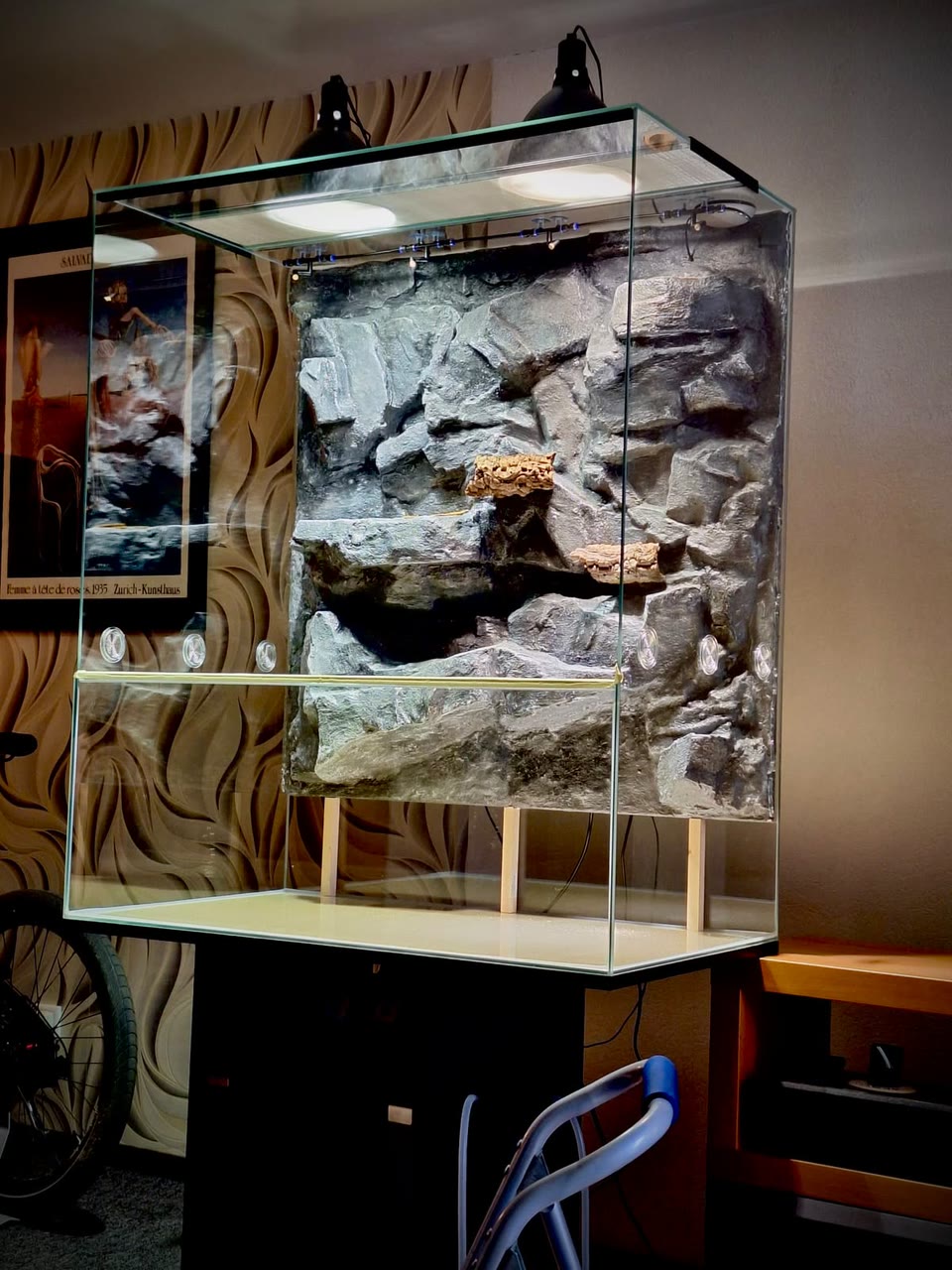 Frisch eingesetzte Kunststein-Felsrückwand im Terrarium, noch ohne Bepflanzung