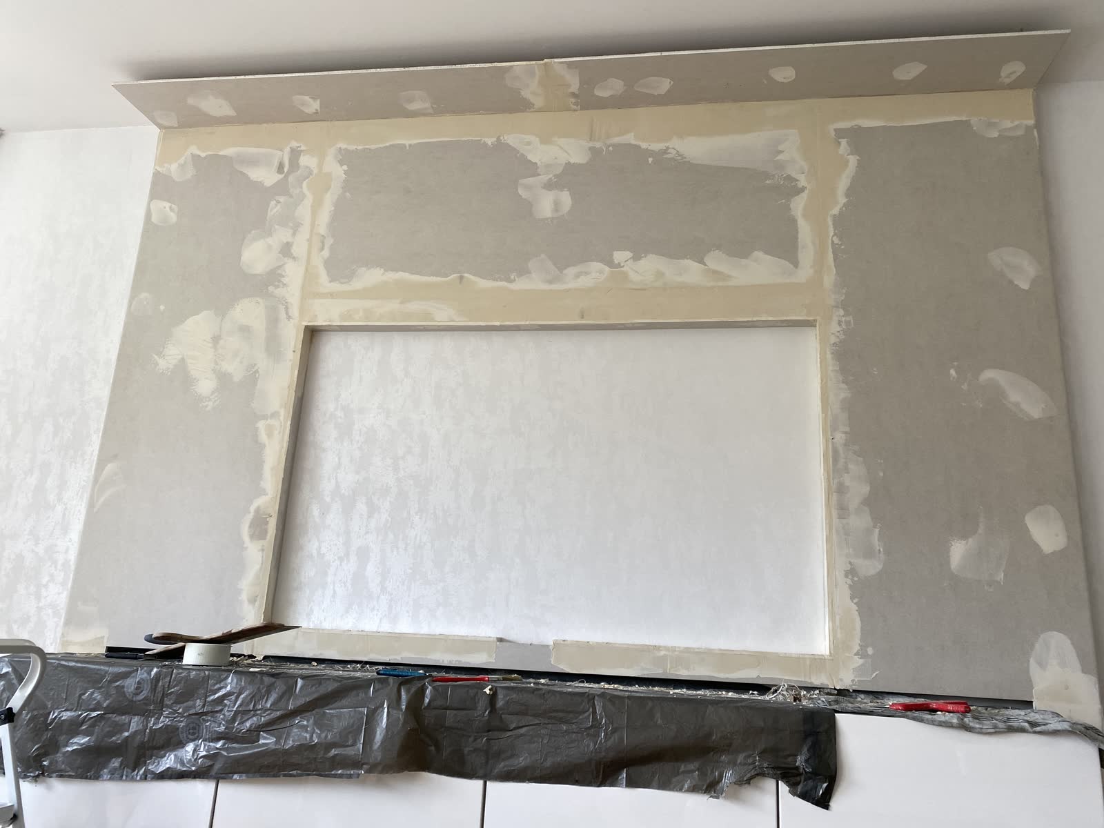 Rohzustand der vorgesetzten TV-Wand aus Gipskartonplatten vor der Gestaltung