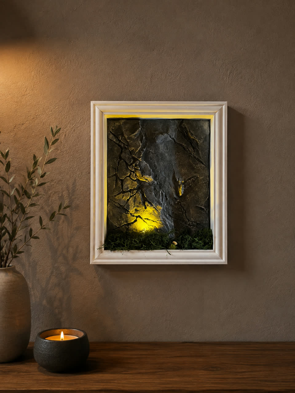 Gerahmtes Kunststein-Wandbild mit Moos, Miniaturzweigen und integrierter LED-Beleuchtung