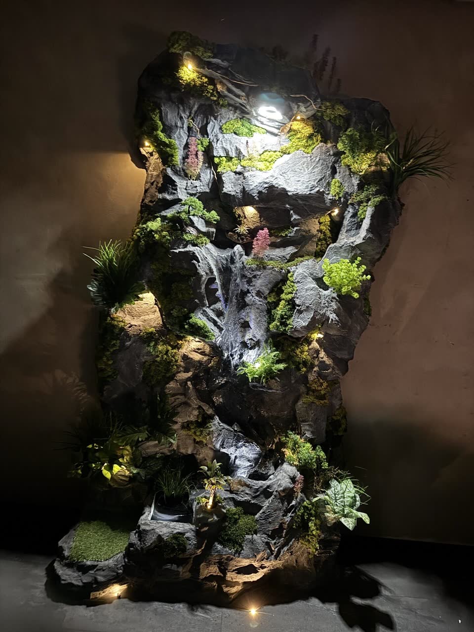 Beleuchtete Kunststein-Wasserfallwand vom Boden bis zur Decke