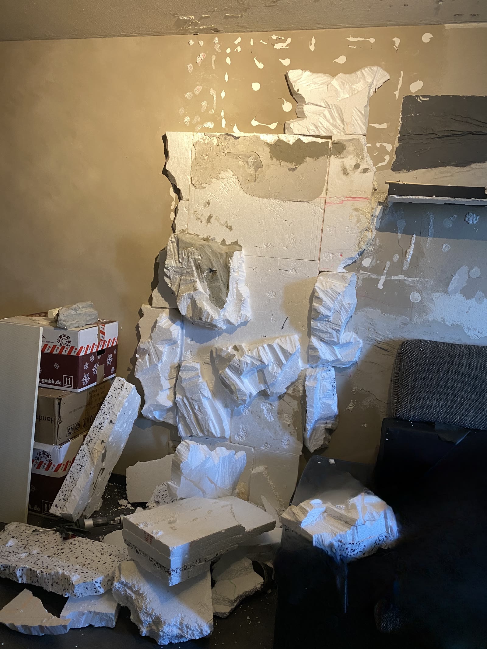 Grob zugeschnittene Styroporblöcke als Rohbau der Wasserfallwand, noch ohne Form