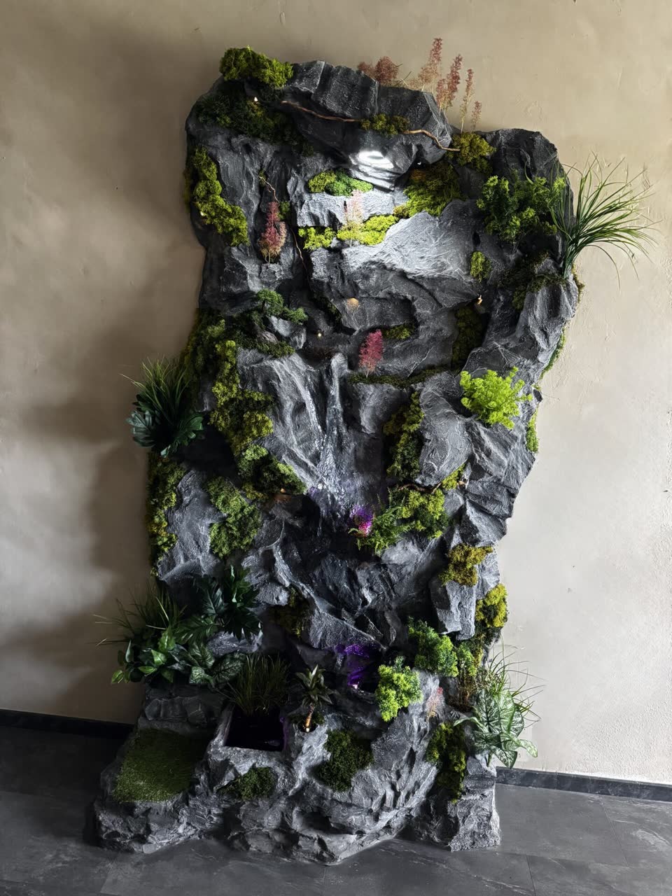 Kunststein-Wasserfallwand mit Bepflanzung und integriertem Trinkbecken