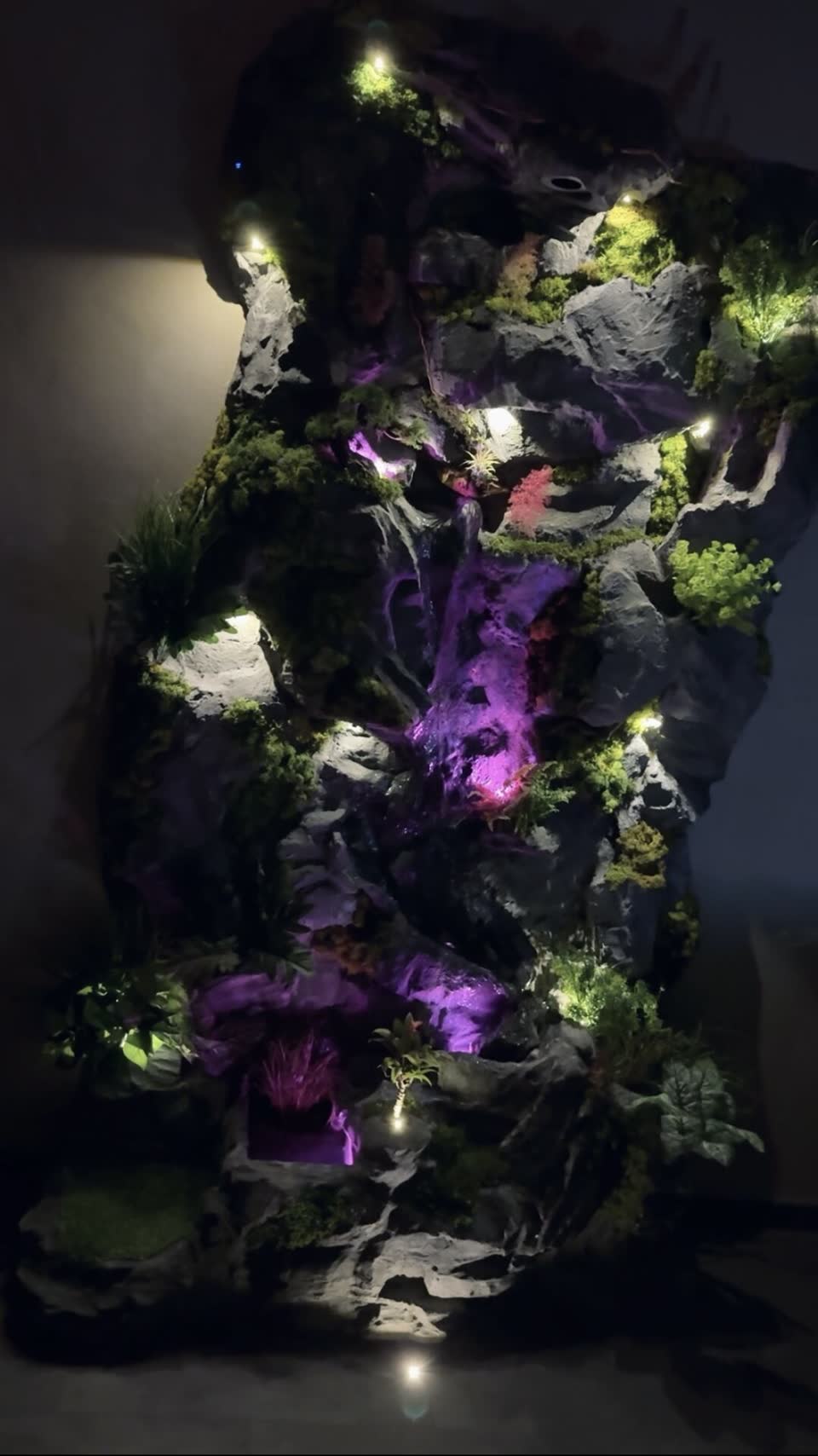 Kunststein-Wasserfallwand mit violetter LED-Beleuchtung