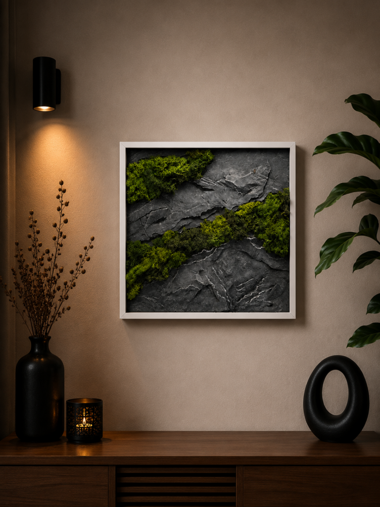 Handgefertigtes Wandbild mit Felsstruktur und Moos an einer Wohnwand